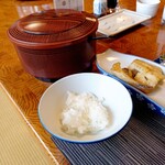 お宿 お食事処 鱗晃荘 - ご飯はおひつでセルフ