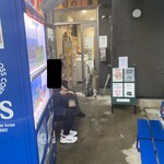 ヌードル＆スパイスカレー 今日の1番 - 外観 ※AM06:58(小雨の中待ち3人目)