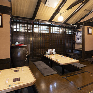 蔵をイメージした趣ある空間。お座敷は宴会利用にも最適
