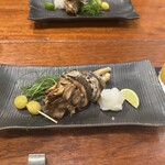 和創作 太 - 秋刀魚で舞茸を巻いて、肝醤油をかけながら焼いたもの。当たり前にひと口ではきれいにいただくことができず、友人の真似をして少しずついただきました。   ええその通りです。1度お見苦しい様を生み出しました。