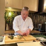 登喜和鮨 - 大きな身体を小さくしてキュキュッと握る大将。優しさ溢れる新潟のお鮨です❤️