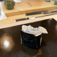 登喜和鮨 新発田本店 - 煮蛤の軍艦。初めていただく味わい！