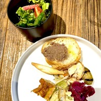 ricont - 前菜の盛り合わせとサラダ