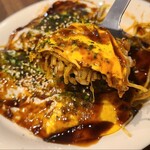 お好み焼き湊商店 - オリジナルお好みソースは甘さ控えめで酸味のあるタイプ
麺は軟らかくパリ感は皆無、キャベツの甘みはそれ程は感じず、豚バラ肉のカリッと感は無く旨みももう一つ、全体的な一体感が弱いかも