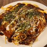 お好み焼き湊商店 - 肉玉そば(税込990円)
・袋入り蒸し中太麺
・オリジナルお好みソース
・焼き方:観察出来ず
・焼き上がりの形:円形
・お皿で食べるのがスタンダード 
