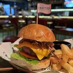 Crafted by Peter Zwiener - クラシックバーガー（18SGD）