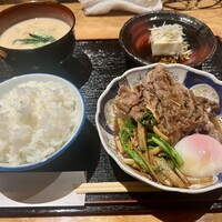北新地 つきしろ - 炊き立てご飯、クリーミーな粕汁、小鉢の冷奴、すき焼き温玉付き、しめて1,500円　　ツヤツヤの炊き立てご飯はおかわり200円