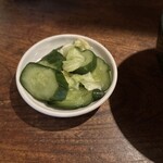 とんかつ かつせい - キャベツとキュウリのお新香。