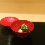 266419685 - ②【椀】
                        吸地：鮪節+昆布
                        椀種：マハタ炭火焼
                        椀妻：青味：叩きオクラ
                        椀妻：差込：岩モズク、ミョウガ
                        吸口：酢橘
                        ★ 吸地の円やかさに脱帽...鰹節かと思ったら鮪節でした...やはりボロ舌です。