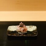 266419683 - ①【先付】
                        南蛮海老（=甘海老）の昆布〆、自家栽培紫蘇の醤油漬け添え
                        ★ 最初から変化球系の料理...醤油を紫蘇の醤油漬けに置き替えてしまう発想に驚き...