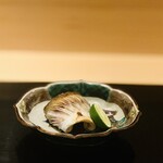 割烹 渡辺 - ③【鉢肴】
            カマスの塩巻き焼き、酢橘添え
            ★ 身がパサパサにならないよう巻いて焼くのは、前日に訪問した「魚幸」に同じ。身の厚さからして、カマスではなくオニカマスではなかろうか？