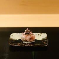 割烹 渡辺 - ①【先付】
                    南蛮海老（=甘海老）の昆布〆、自家栽培紫蘇の醤油漬け添え
                    ★ 最初から変化球系の料理...醤油を紫蘇の醤油漬けに置き替えてしまう発想に驚き...
