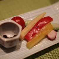 肉匠 とろにく 恵比寿店 - 生野菜と杏子味噌