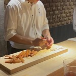 東山 吉寿 - 蟹足の身を外していく美しい所作