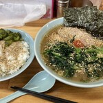 えんふく家 - ラーメン並+ほうれん草TOP(豆板醤、白ごま)