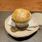 東山 吉寿 - ブラウンマッシュルームと仙鳳趾牡蠣のグラタン　パイ包み