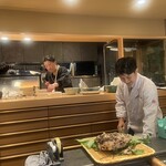 根津松本 - お昼前の店内風景　支度中の親父さんと若いお店の方