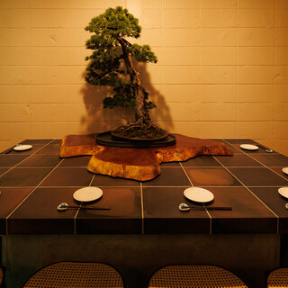 四季を映す盆栽を眺めながら、心落ち着くひとときを。