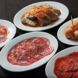 フレンチやイタリアンを取り入れた種類豊富なタパスをご用意