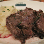 ブルックリンパーラー - 【夜】アウトサイドステーキです。
      牛の横隔膜のお肉(ハラミ)らしいです。
      脂肪が少なく、赤身のあっさり且つワイルドな感じが好きです。