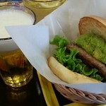フレッシュネスバーガー - アボカドバーガーとビール