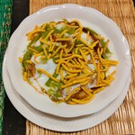 カジャナ - サモサチャート（ヨーグルト、温かいサモサ、生たまねぎ、人参、スナック、グリーンソースはパクチー風味？）