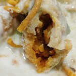 カジャナ - サモサチャート　サモサのアップ（ヨーグルト、温かいサモサ、生たまねぎ、人参、スナック、グリーンソースはパクチー風味？）