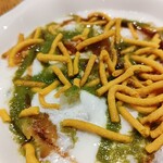 カジャナ - サモサチャート（ヨーグルト、温かいサモサ、生たまねぎ、人参、スナック、グリーンソースはパクチー風味？）