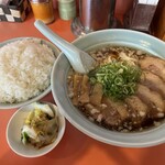 ラーメンの店 源来軒 - ライス大がなかなかの盛り 漬物付き