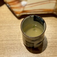 日本橋 蕎ノ字 - どんこと蜆のお出汁です。
                      心を落ち着かせてくれる、沁みる美味しさ♪
                      大きなお椀でいただきたいです(^^)