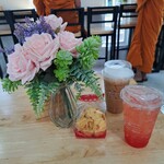 Paknam Coffee - 綺麗なお花と自家製クッキー、カフェオレ、ストロベリージュース