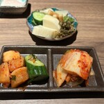 Beef Laboratory - キムチ盛り合わせとおしんこ盛り合わせ