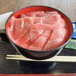 げんき水産 - ハーフ丼（ごはん大盛り・ネタちょい増し）