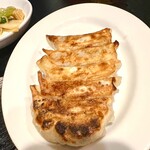 栄楽飯店 - 平均的ながら、野菜もお肉もバランス良い餃子