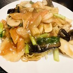 栄楽飯店 - 具沢山な、五目あんかけ焼きそば、麺はちゃんと所々クリスピーな焼き目が付いてますッ☆