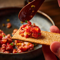 【食べ方4】一口目はそのまま、二口目はクラッカーに乗せてお楽しみください〜