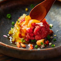 【食べ方3】卵黄を崩し混ぜ合わせ〜