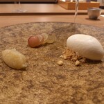 Restaurant Honjin - 常滑牛乳・竹内養蜂百花蜂蜜　巨峰・シャインマスカット