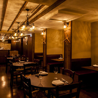 大人の隠れ家のような店内