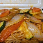 キッチン ブルー グローブ - 正面から、玉ねぎ、人参、ズッキーニ、茄子が見えます