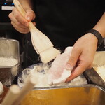 とんかつ 今奈良 - 粉は刷毛で丁寧につける