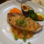 キッチン ブルー グローブ - 反対側から、小ぶりな赤魚