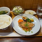キッチン ブルー グローブ - 赤魚ポワレ　梨と野菜のデュクセル