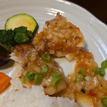 キッチン ブルー グローブ - 更に赤魚ポワレをカット