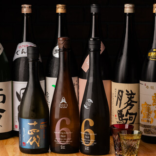 飲み比べ可能な自慢の日本酒。種類豊富なウイスキー＆焼酎も