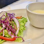 STEAK HOUSE AGED - グリーンサラダとサツマイモのスープ