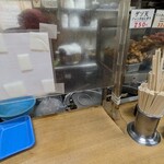 一由そば - 厨房内は、皆さん大忙し