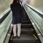 一由そば - 下りは、更にエスカレーターで2番ホームへ