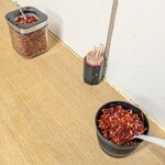 一由そば - 唐辛子（鷹の爪）の輪切りが食べ放題