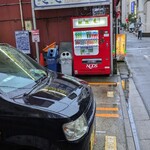 一由そば - 店の隣にあるコインパーキング